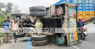 ঢাকা-টাঙ্গাইল মহাসড়কে ট্রাক উল্টে চালকের মৃত্যু